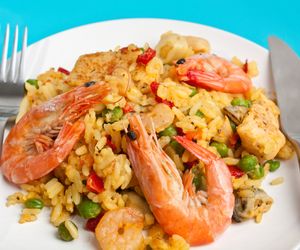 Scampi lub krewetki w sosie podawane z ryżem: prosty przepis