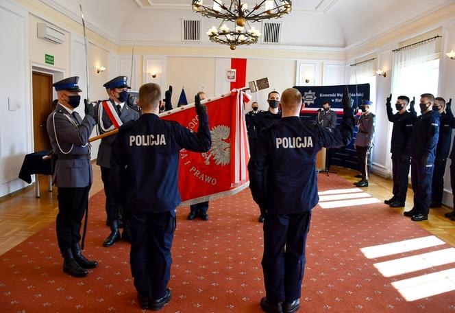 Nowi policjanci w Białymstoku. Ślubowanie złożyło dwunastu funkcjonariuszy [ZDJĘCIA]