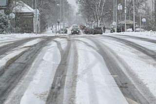 Zerwane linie energetyczne, wypadki na drogach. Atak zimy dał się we znaki