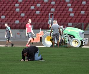 Rozkładanie murawy na Stadionie Narodowym