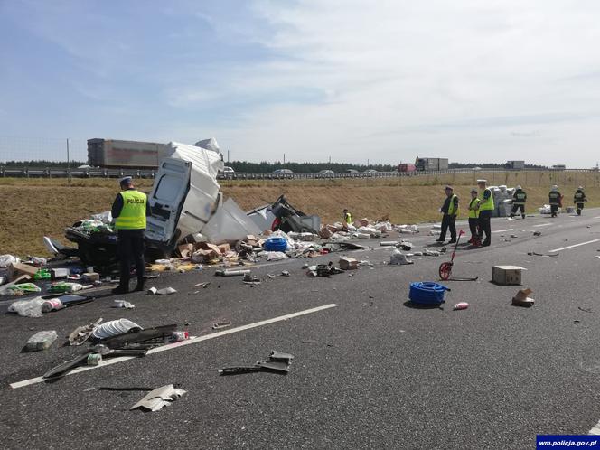 Karambol na trasie S7 pod Olsztynem - przepakowywali ładunek na pasie autostrady
