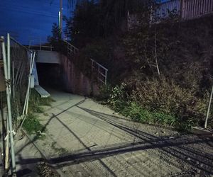 Nieoświetlony tunel pod torami wzdłuż ul. Kolejowej 