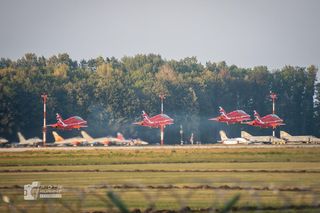 Wzruszający gest pilotów odlatujących z Radomia. Polska flaga na niebie dla „Slaba”