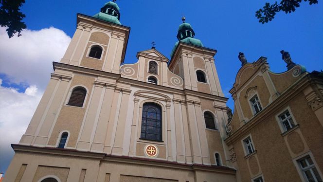 O tym mieście mówią "mała Praga". Twierdza, podziemia i najstarszy kamienny most 