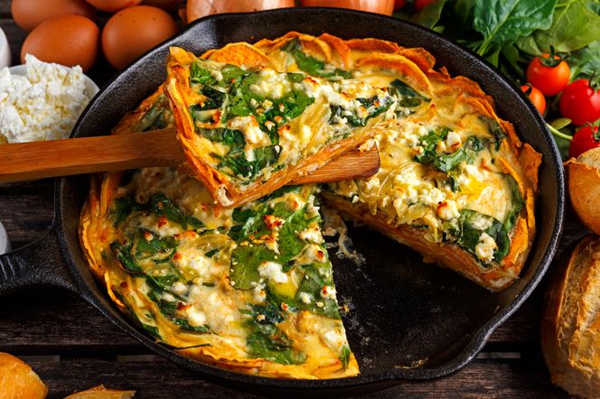 Tarta na spodzie z batatów. Przepis jak zrobić quiche ze słodkich ziemniaków