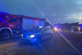 Poważny wypadek w Obrowie. Dachował samochód osobowy. Dwie osoby w szpitalu