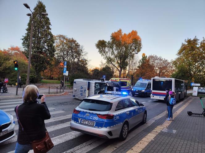 Zderzenie radiowozu policji z osobówką w centrum Bydgoszczy