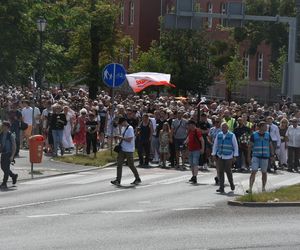 Marsz Milczenia dla Klaudii w Toruniu. „Niech nasza cisza przemówi głośniej niż słowa” [GALERIA]