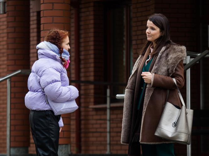 Na Wspólnej, odcinek 3278, Marta (Joanna Jabłczyńska), Kama (Angelika Kujawiak)