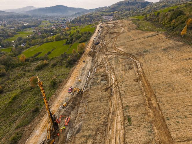 Tak wygląda budowa tunelu na S1 w Beskidach. Wykują go bez użycia maszyn [ZDJĘCIA]