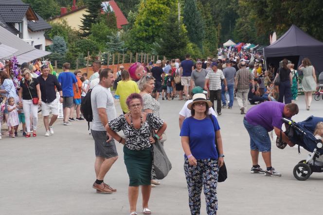 Dymarki 2024 w Nowej Słupi. Tłumy mieszkańców i turystów pod Świętym Krzyżem