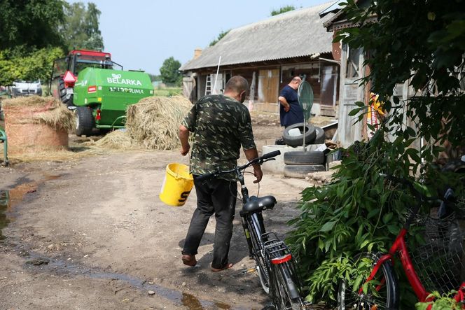 Rolnicy. Podlasie. Andrzej z Plutycz świętuje urodziny. Tak zmieniał się on i jego gospodarstwo