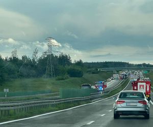 Tragiczny wypadek na S7 w Łącznej. Nie żyje kobieta, dwie osoby ranne