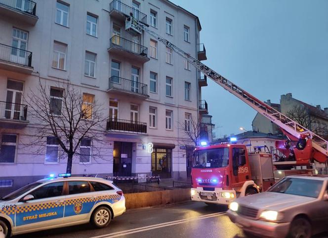 Fragment balkonu oderwał się na Pradze