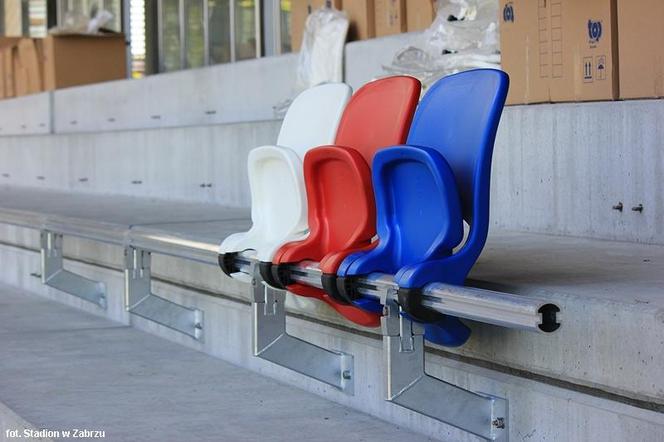 Stadion Górnika Zabrze ma już nowe krzesełka. Zobaczcie jakie