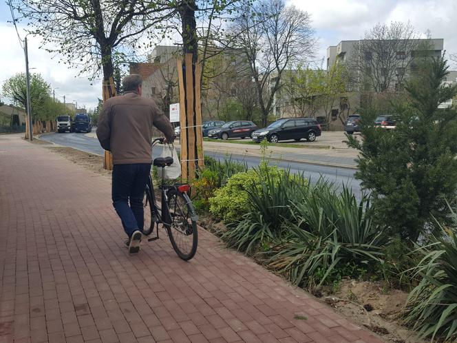 Kończy się przebudowa odcinka Dożynkowej w Lesznie. Drogowcy wylewają dziś asfalt na jezdni 