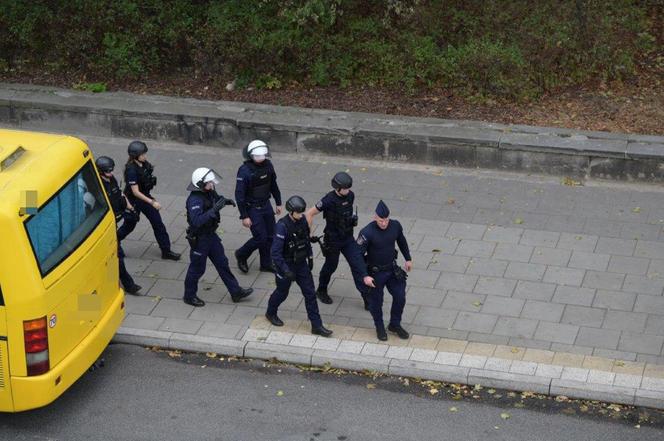 Wszedł na pomnik i twierdzi, że ma bombę. Policyjni negocjatorzy rozmawiająz desperatem