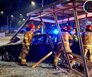 Totalna demolka na Targówku. Bmw rąbnęło w przystanek autobusowy