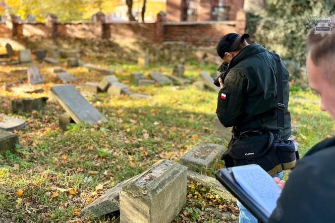 Zdewastowali żydowski cmentarz w Mysłowicach. Nastolatkowe przewrócili i potłukli nagrobki, odpowiedzą teraz przed sądem