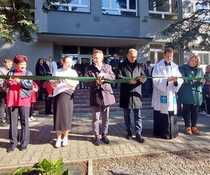 W zamojskiej  dziesiątce  oficjalnie otwarto ogród sensoryczno- naukowy.  Uczniowie cieszą się, że go mają
