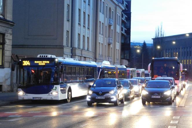 Urzędnicy zmieniają rozkłady jazdy. Będą ciche cięcia w liniach autobusowych