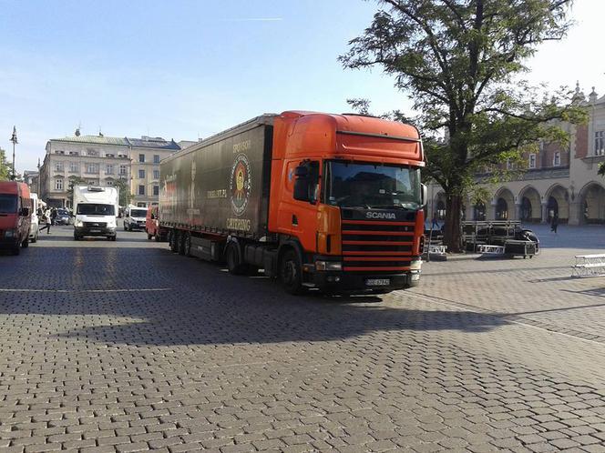 Samochody na Rynku Głównym: Władze Krakowa wydają decyzje niezgodne z prawem napisanym przez... władze Krakowa?