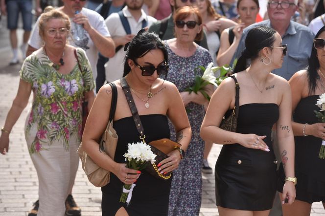 Marsz Milczenia dla Klaudii w Toruniu. „Niech nasza cisza przemówi głośniej niż słowa” [GALERIA]