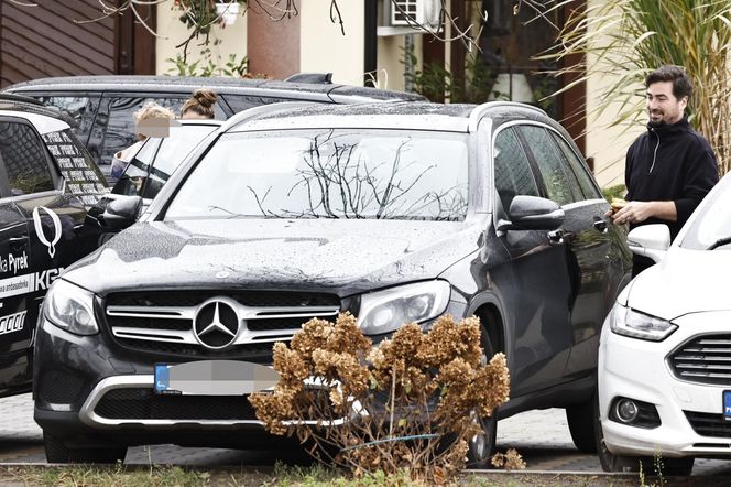 Jan Kliment z żoną i synem wyjeżdżają ze ślubu Kasi Cichopek i Macieja Kurzajewskiego