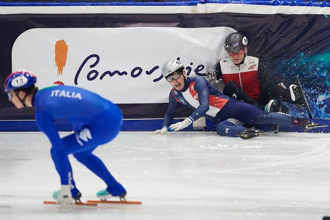 Polak Łukasz Kuczyński i Francuz Tawan Thomas na mistrzostwach Europy w short tracku