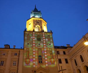 Wieża Trynitarska w Lublinie w świątecznej odsłonie. Na jej elewacji można podziwiać wyjątkową iluminację