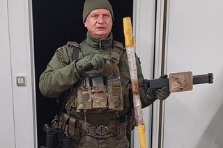 Gen. Szkutnik pokazuje lewarek używany do rozginania zapory