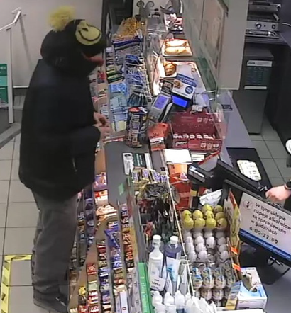 Katowice: Chciał zapłacić za zakupy zabawkowym banknotem. Teraz szuka go policja. Rozpoznajecie? [ZDJĘCIA]