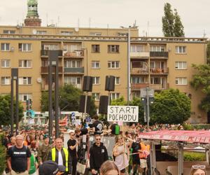 Studenci opanowali Wrocław. Pochód juwenaliowy przeszedł ulicami miasta. Było śpiewająco! [ZDJĘCIA]