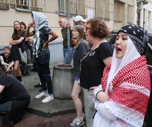 Protest pod komendą policji w Warszawie