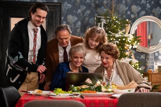 Barwy szczęścia odc. 3019: Herman (Maciej Raniszewski), Emilka (Jessica Frankiewicz), Jerzy (Bronisław Wrocławski), Małgorzata (Adrianna Biedrzyńska), Józefina (Elżbieta Jarosik)