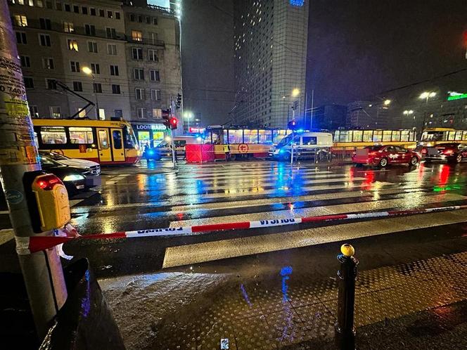 Staruszka wpadła pod tramwaj na przejściu dla pieszych! Tragedia w centrum