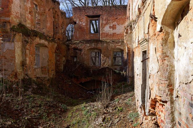 To jeden z najstarszych pałaców w Małopolsce. Mieszkańcy wsi widują w jego ruinach zjawę