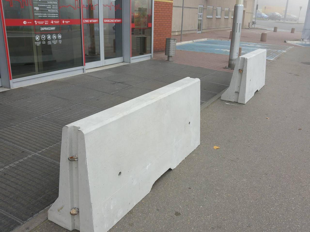 Widzieliście te betonowe zapory przed CH Plaza? Wiemy po co je zamontowano! Powód może Was zdziwić