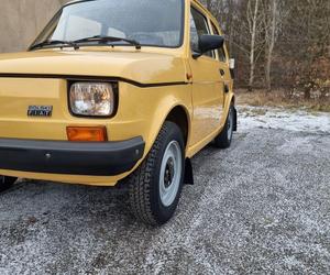 Wyjątkowy Maluch trafił do sprzedaży. To Fiat 126p z 1989 roku 