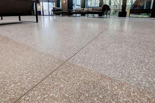 Lakeside, pierwszy projekt biurowy firmy Atenor w Polsce, wita gości efektownymi posadzkami 