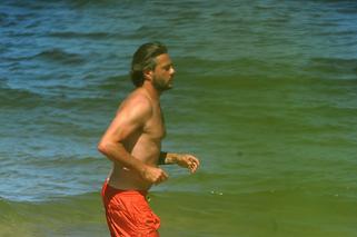 Olivier Janiak jak David Hasselhoff na plaży nad Bałtykiem