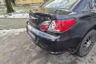 Kierowca tira zabłądził w Tarnowie. Wjechał w osiedlową uliczkę i uszkodził inne auta