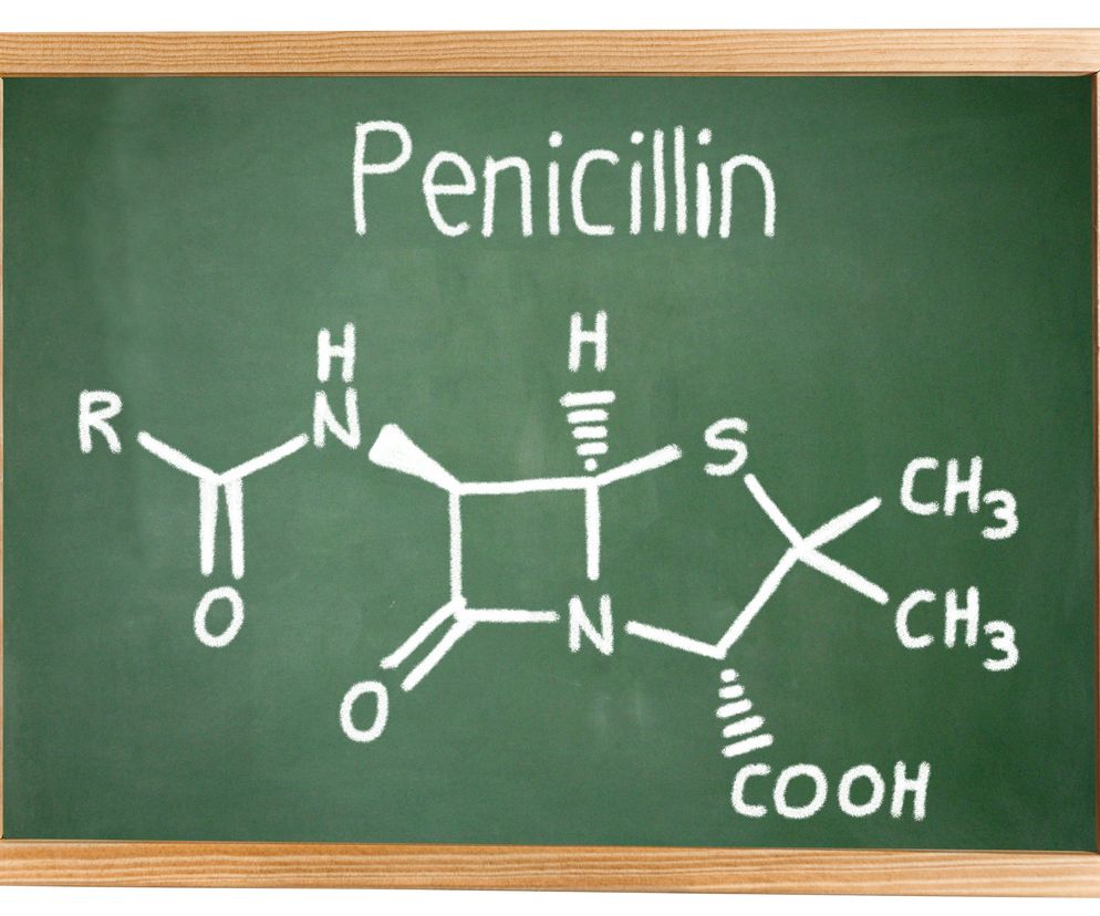 Objawy uczulenia na penicylinę to m. in. biegunki i bóle brzucha.