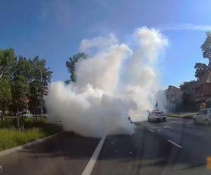 Katowice. Kłęby białego dymu wydobywały się z auta. Samochód stanął na środku Mikołowskiej