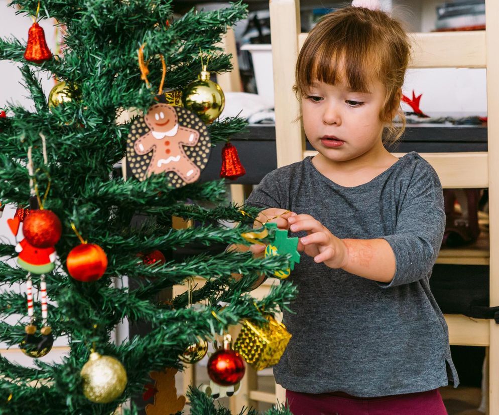 Choinka przy małych dzieciach