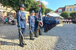 Policjanci świętowali na Rynku w Lesznie. Był uroczysty apel i piknik [ZDJĘCIA/FILM]