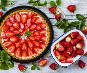 tarta z truskawkami i kremem budyniowym