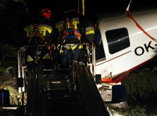 WIELMOŻA: 80-letni PILOT AWIONETKI wylądował na drzewie 
