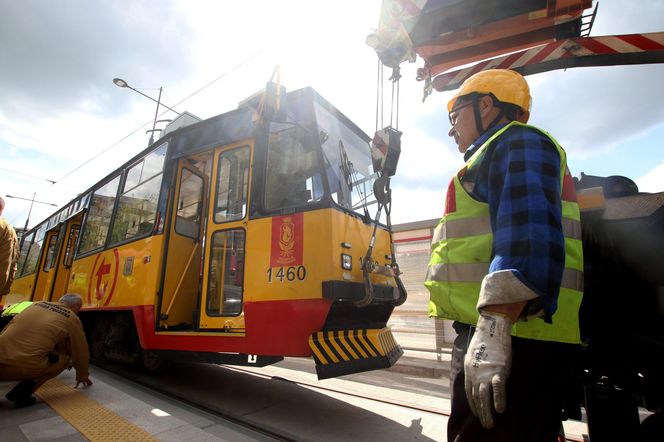 Tramwaj na Stegnach zawisł nad ziemią. Strażacy padli na kolana 