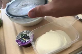 Filip Chajzer pokazał szpitalne jedzenie